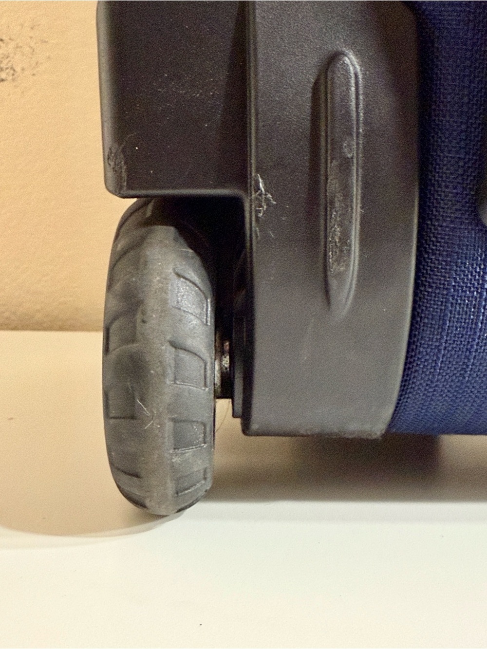 Patagonia Black Hole Wheeled Duffel 40L in “Big Sur” Blue (Retired) - Picture 11 of 14